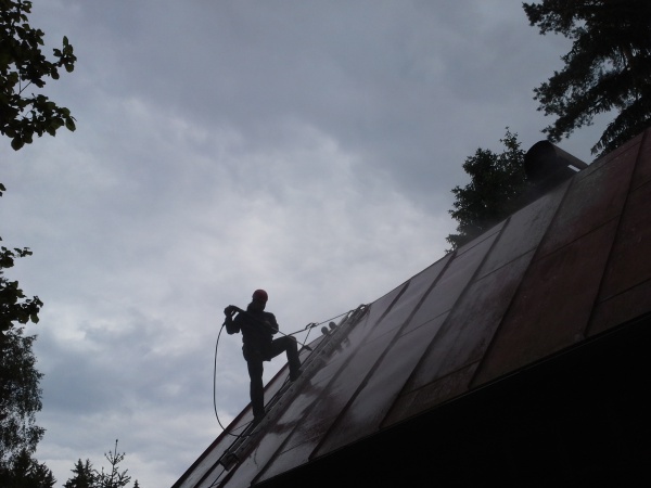 Čištění střechy rekreačního objektu, Žďár nad Sázavou